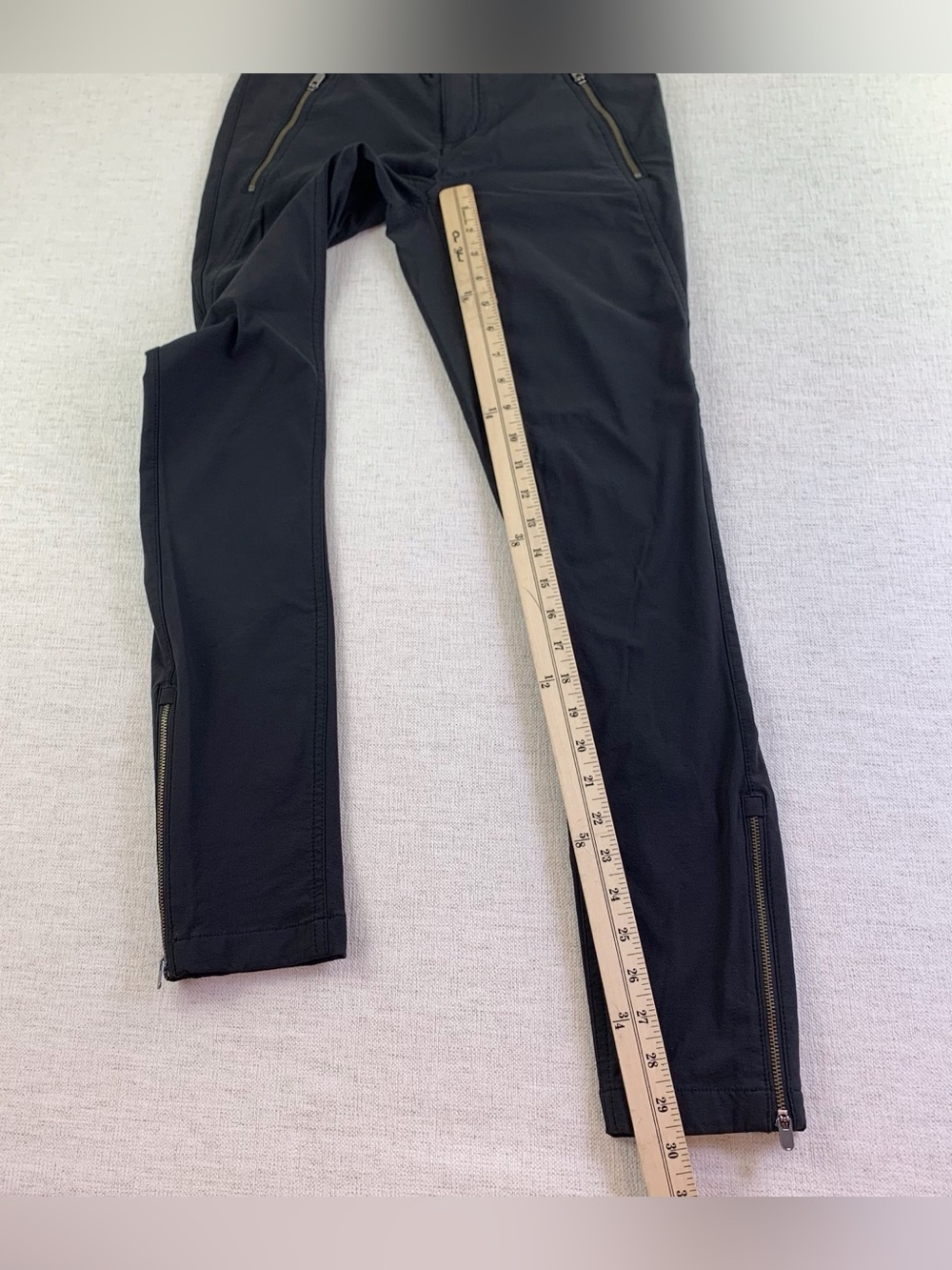 Athleta women's low rise Highline Hybrid Cargo skinny Pant in black zipper ankle - Picture 5 of 15
